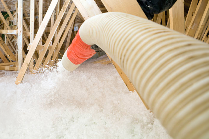 Image montrant un tuyau flexible blanc utilisé par Ulticom pour souffler de la laine de verre dans les combles d'une maison