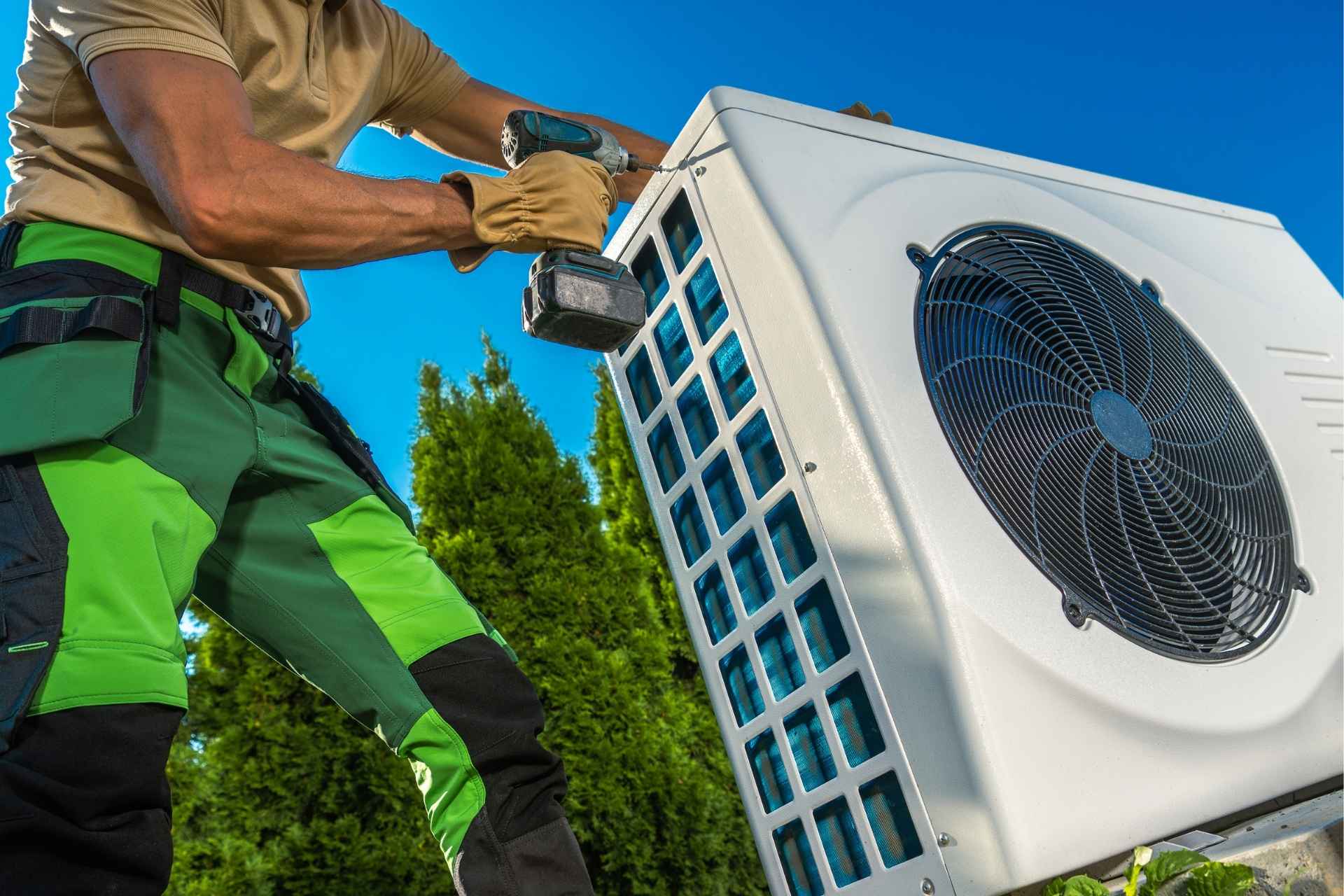 Un technicien faisant l'installation d'une pompe à chaleur Ulticom pour un client afin qu'il puisse faire des économies sur ses factures.